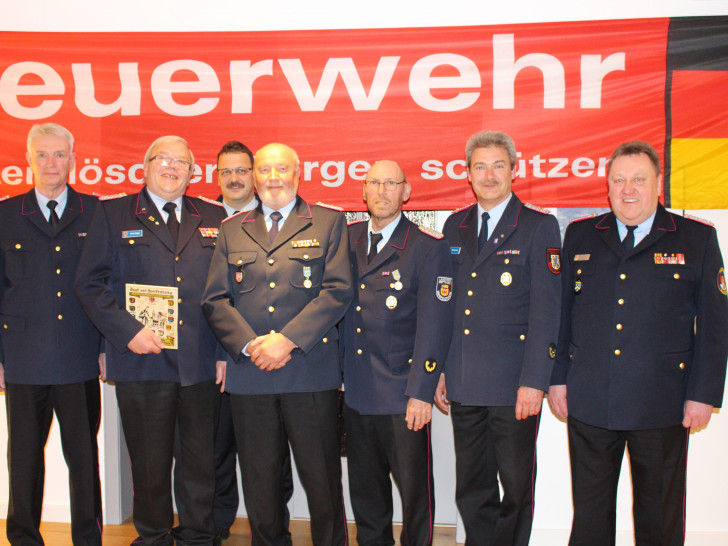 Marin Nagel, Udo Raders und Heinrich Marx mit dem Vorstand des Braunschweiger Feuerwehrverbandes.Fotos: Eva Sorembik