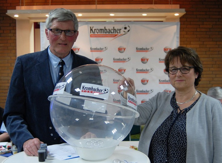 Friedrich Gehrke und Losfee Jutta Nicks vom TuS Seershausen/Ohof. Foto: Bärensprung/NFV Kreis GF