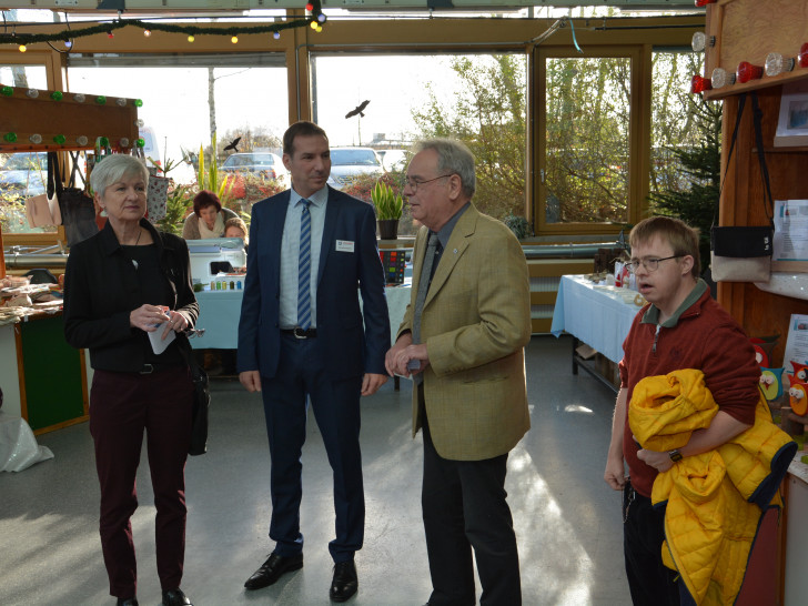 Der Weihnachtsmarkt findet trotz der Anschläge statt. Somit soll ein Zeichen der Menschlichkeit gegen die Unmenschlichkeit gesetzt werden. Bei der Eröffnung durch (von links) Landrätin Christiana Steinbrügge, Lebenhilfe-Geschäftsführer Bernd Schauder und Vereinsvorsitzender Klaus Bätcke. Foto: Lebenshilfe