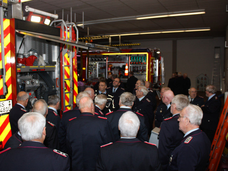 Die Feuerwehr-Senioren begutachten die neuen Fahrzeuge. Foto: Feuerwehr Goslar