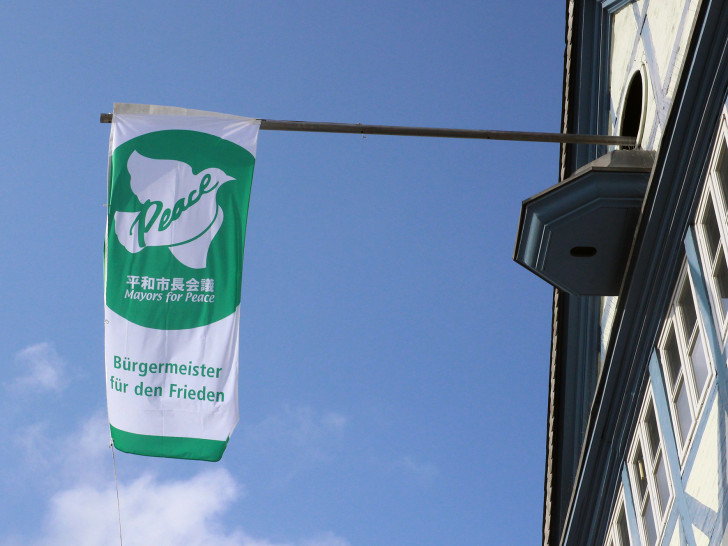 Die Mayors for peace- Flagge am Wolfenbütteler Rathaus. Symbolfoto: Stadt Braunschweig