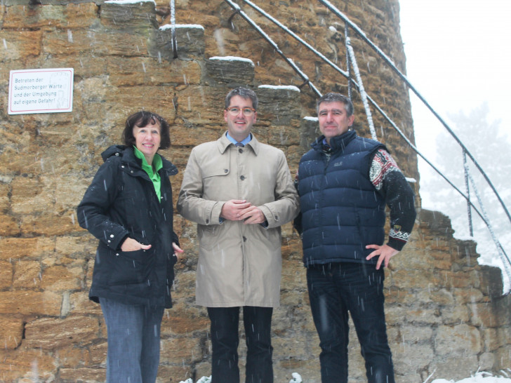Oberbürgermeister Dr. Oliver Junk traf sich mit Christina Grompe und Klaus Dumeier von der Harzer Wandernadel auf der zukünftigen Stempelstelle Sudmerberger Warte. Foto: Harzclub
