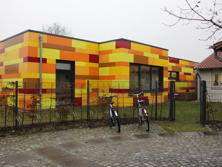 So farbenprächtig wie die Außenfassade des Kindergartens, waren auch die Räumlichkeiten der einzelnen Gruppen geschmückt. Foto: Nick Wenkel