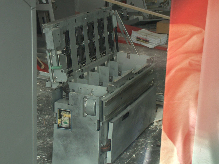 Die Automaten, sowie der Vorraum der Bankfiliale wurden erheblich beschädigt. Fotos/Video: 24-7aktuell(BM)