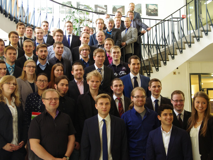 Absolventen und Dozenten der Fakultät Elektrotechnik 2015, Foto: Privat