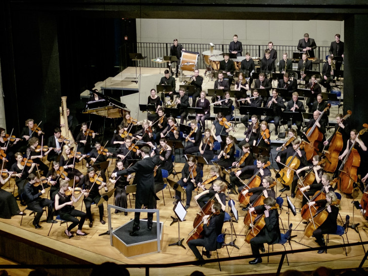 Knapp hundert motivierte junge und junggebliebene Musikerinnen und Musiker arbeiten in wöchentlichen Proben intensiv auf das Konzert hin. Foto: Martin Ly