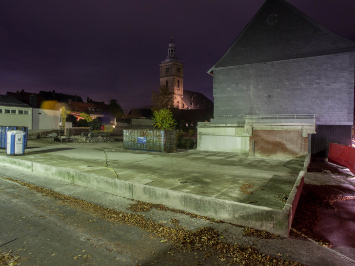 Mehr als 75 Parkplätze sollen nach dem Abriss des ehemaligen Parkhauses  in der Bolzenstraße auf der neuen Freifläche entstehen. Foto: Alec Pein
