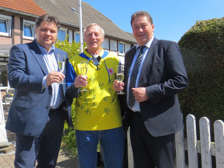 Der stellvertretende Landrat Uwe Schäfer (li.) und Uwe Lagosky (MdB) gratulierten "Konni" Gramatte, im Eintracht-Trikot, zu dessen 70. Geburtstag. Foto: privat