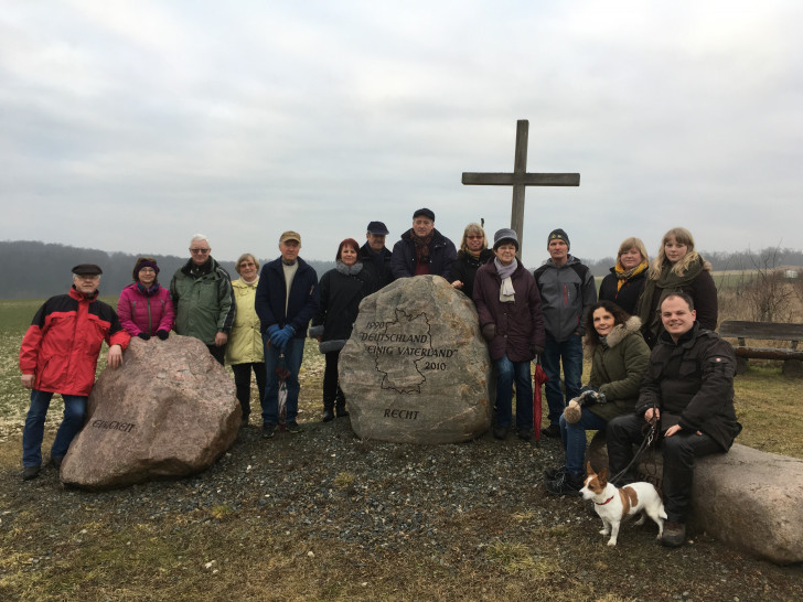 Eine kurze Pause machten die Teilnehmer der CDU-Braunkohlwanderung am Denkmal zum Tag der Deutschen Einheit. Bei klarem Wetter bietet sich hier eine herrliche Sicht auf den Harz und das Umland. Foto: privat