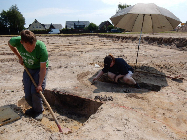 Ausgrabung Calberlah. Verfärbungen werden im Profil untersucht. Foto: Ingo Eichfeld