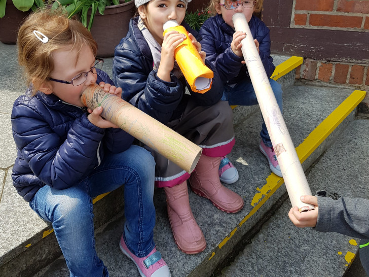 Die Kinder hatten keine Spielzeuge zur Verfügung und mussten deshalb kreativ werden. Fotos: Kita Rappelkiste