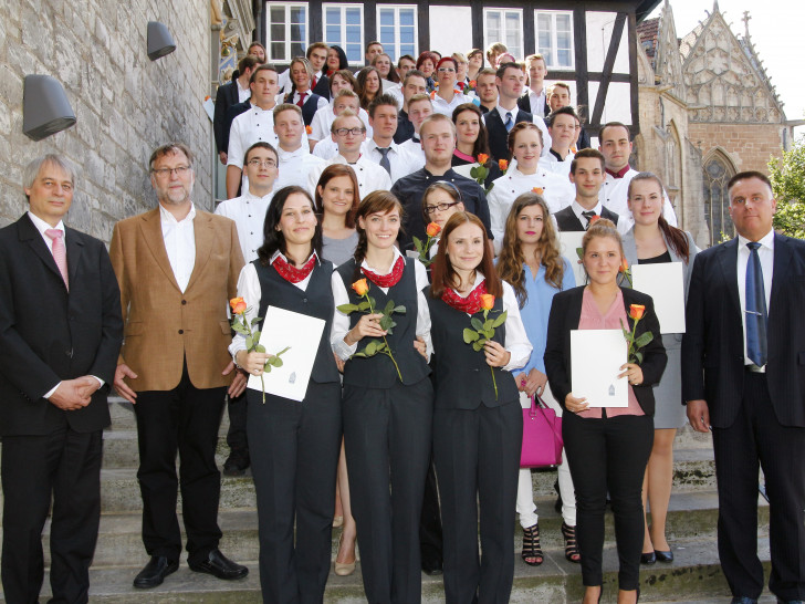  41 frisch gebackene Fachkräfte aus Hotellerie und Gastronomie in Begleitung von Angehörigen und Vertretern ihrer Ausbildungsbetriebe waren erschienen, um ihre Abschlusszeugnisse in Empfang zu nehmen. Foto: Siegfried Nickel
