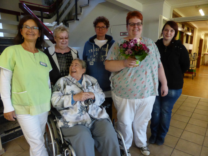 Diana Klein bei der Übergabe des Blumenpräsents. Foto: Schloß Schliestedt