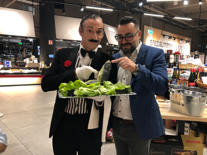 Der Comedy-Kellner serviert einen sprechenden Fisch:  Auch für den Markthallen-Geschäftsleiter Victor Botelho (rechts) ein Abend voller Überraschungen und kulinarischer Genüsse. Foto: Marc Angerstein
