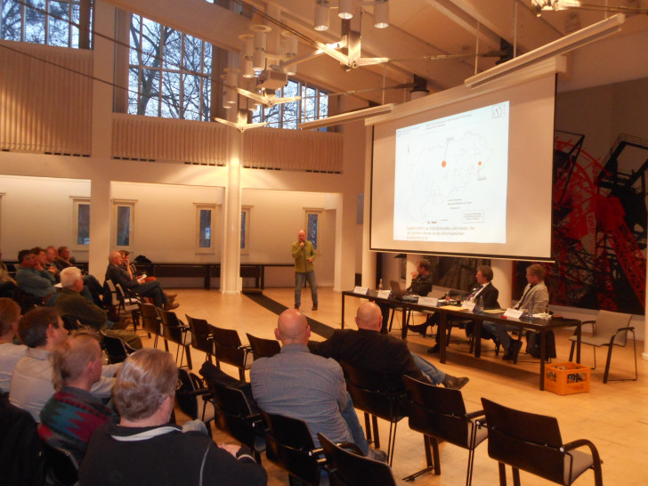 Dr. Eckhard Gottschalk diskutiert mit Interessierten über die heimischen Rebhuhnbestände und mögliche Schutzmaßnahmen. Foto: Landkreis Goslar