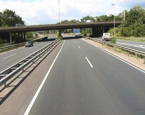 Die Brücke im Kreuz Süd muss erneuert werden. Foto: NLSTBV