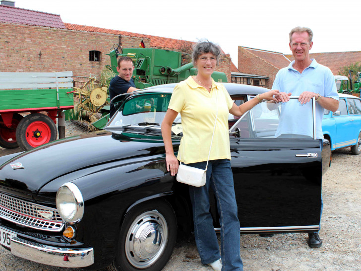 Zum Schluss der Feier „1050 Jahre Veltheim“ in Roklums Partner- und Nachbargemeinde Veltheim fand am Sonnabend und Sonntag auf dem Kirchplatz ein Dorffest statt. Am Wartburg stehen Bernd Kröger und Sybille Dziergwa aus Sickte. Foto: Privat