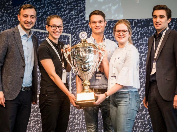 Die Übergabe des Pokals. Foto: Junge Union Landesverband Braunschweig 