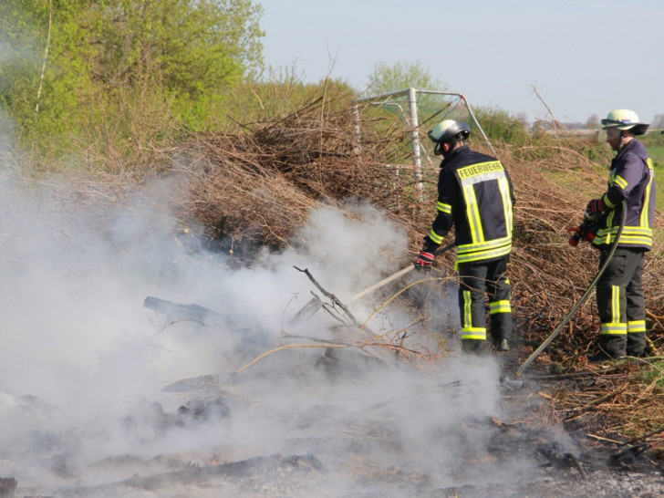 Die Feuerwehr bereitete dem Osterfeuer ein schnelles Ende. Fotos: Rudolf Karliczek