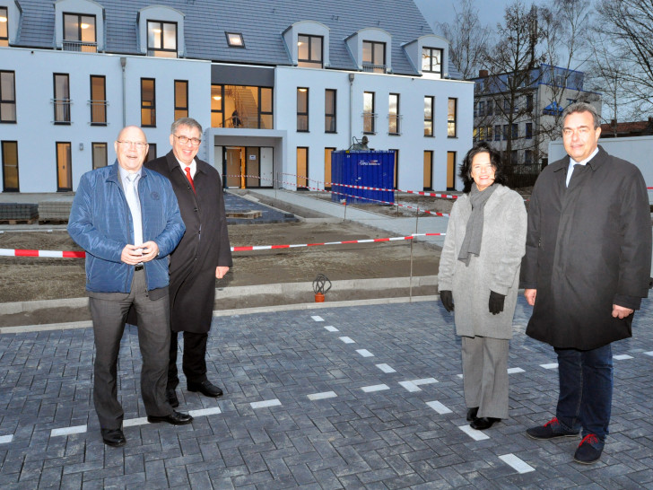 Freuen sich über die neuen Wohnheime (von links): Wolf-Rüdiger Umbach und Carola Witner-Kehl vom tiw sowie Michael Bott und Jens Segler.