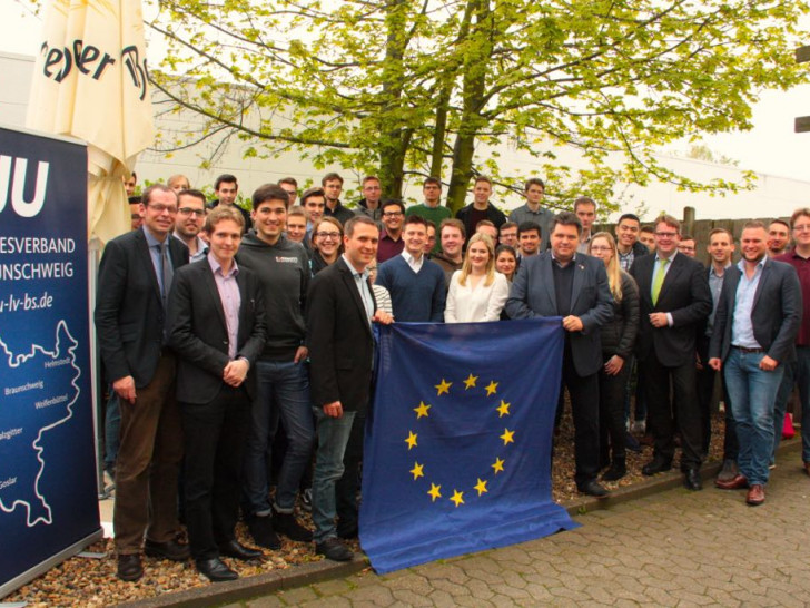 In Gedanken an die Wahlen in Frankreich schwenkt die JU die Europafahne. Foto: Junge Union Landesverband Braunschweig