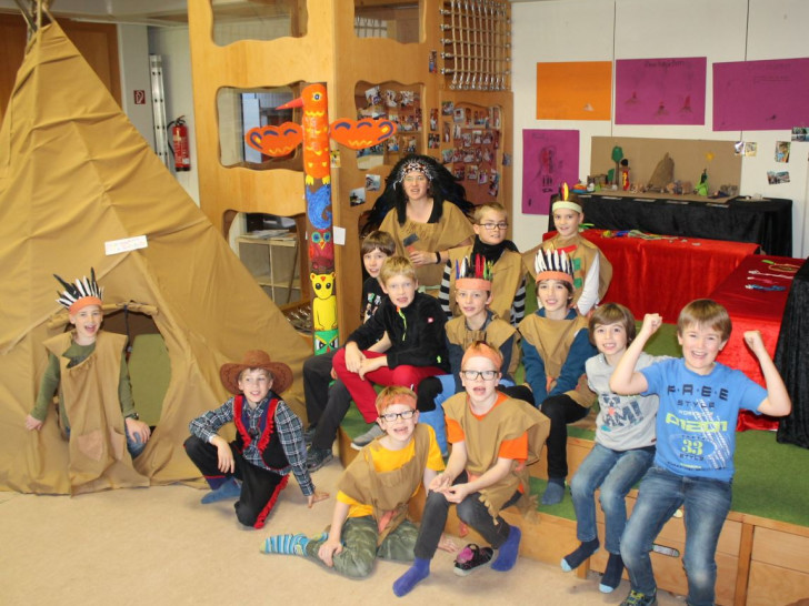 Die Kinder vor der entstandenen Ausstellung. Foto: Stadt Wolfenbüttel