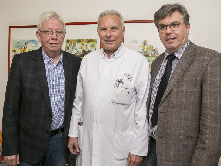 Chefarzt Professor Dr. med. Hans Georg Koch erhält die Spende von Johann Buß (links) und Peter Grubert. Foto: Peter Sierigk