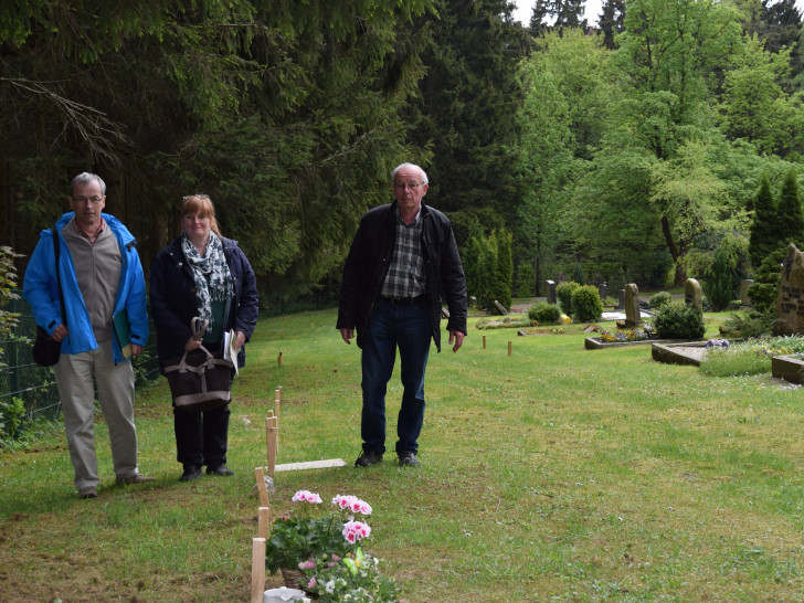  Betriebsleiter Gerolf Briegel, Ortsratsmitglied Sabine Neumann und Ortsbürgermeister Heinrich Wilgenbus auf dem Freidhof in Hahnenklee. Foto: Stadt Goslar