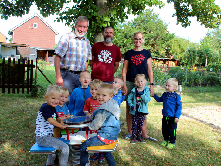Die Kinder freuten sich über die neue Federwippe. Foto: Bernd-Uwe Meyer