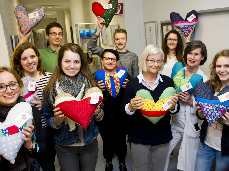 Dank der Spende der Schülerinnen und Schüler konnten die Damen von Brunswiek-Stars neue Herzkissen für die Patientinnen des Brustzentrums herstellen.
Foto:
Klinikum/Jörg Scheibe