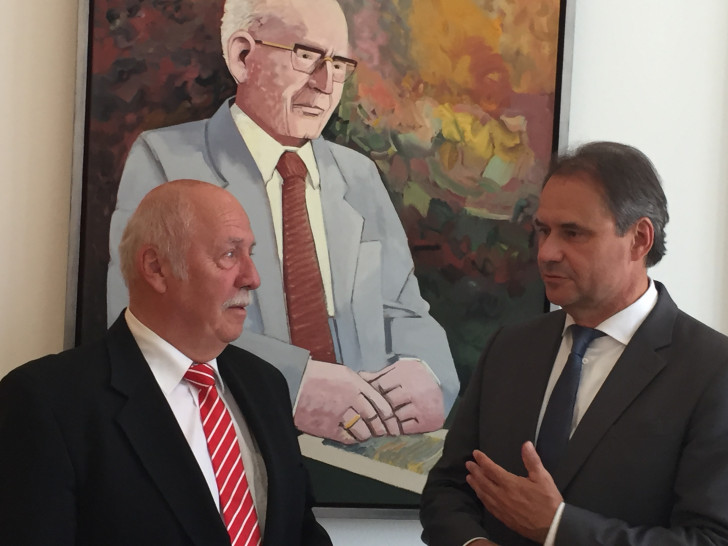 Dr. Rainer Zirbeck und Ulrich Markurth vor dem Bildnis von Otto Bennemann, Foto: Robert Braumann