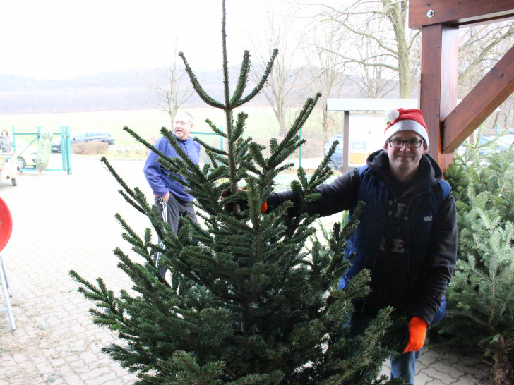 Markus Krone vom FC Othfresen war einer der fleißigen Verkäufer der gefragten Weihnachtstannen. Foto: Nino Milizia