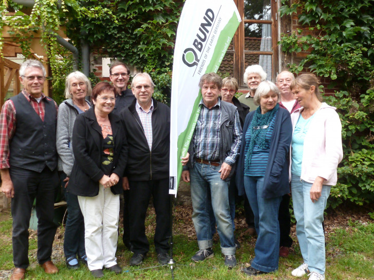 Martin Hüffmeier (von links), Rosemarie Hinrichs, Elke Seitz-Hüffmeier, Michael Siano, Thomas Ohlendorf, Wolfgang Rosenthal, Stefani Steckhan,Fritz Wittfoot, Ingrid Ohlendorf, Uwe Geisenheiser, Traute Boll. Foto: BUND/Thomas Ohlendorf

