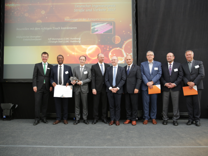 Auszeichnende und Ausgezeichnete (von links): Rainer Popp (Präsident BSVI), Jeff Marengwa (Landesbetrieb Straßen, Brücken und Gewässer, LSBG), Christop Heel (LSBG), Dr. Eugen Reiswich (WPS Solutions GmbH), Dr. Stefan Klotz (LSBG), Staatssekretär Rainer Bomba, Christoph Doll (TSC Beratende Ingenieure), Herwig Wulfius (Herwig Wulffius Traffic Engineering - HWTE) und Oliver Iversen, Leiter Geschäftsbereich Straßenbau der Stadt Wolfsburg. Foto: BSVI, Markus Gosse/boxxom.com