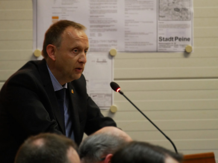 Bürgermeister Klaus Saemann spricht sehr betroffen zum Rat der Stadt Peine. Foto: Alexander Panknin