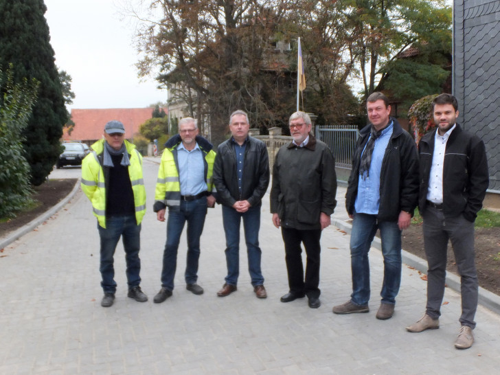 Bürgermeister Guido Bartschat mit Vertretern der Samtgemeinde Elm-Asse und Mitarbeitern des Bauunternehmens Dietrich. Foto: UWG Denkte
