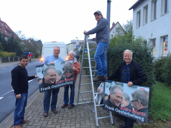 Frank Oesterhelweg und sein Team plakatieren nach der Bundestagswahl um. Am 15. Oktober wird der niedersächsische Landtag neu gewählt. Foto: CDU