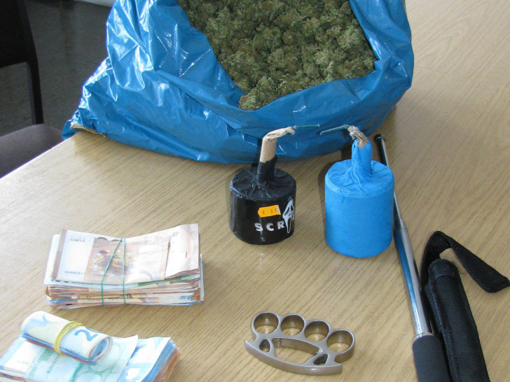 Bei einer Wohnungsdurchsuchung fanden die Beamten 1.000 Gramm Marihuana, 11.000 Euro Bargeld, sogenannte Polenböller, sowie einen Schlagring und einen Teleskopschlagstock. Foto: Polizei Wolfsburg