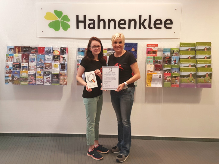 Stolz präsentiert das Unternehmen das Qualitätssiegel. Foto: HAHNENKLEE tourismus marketing GmbH