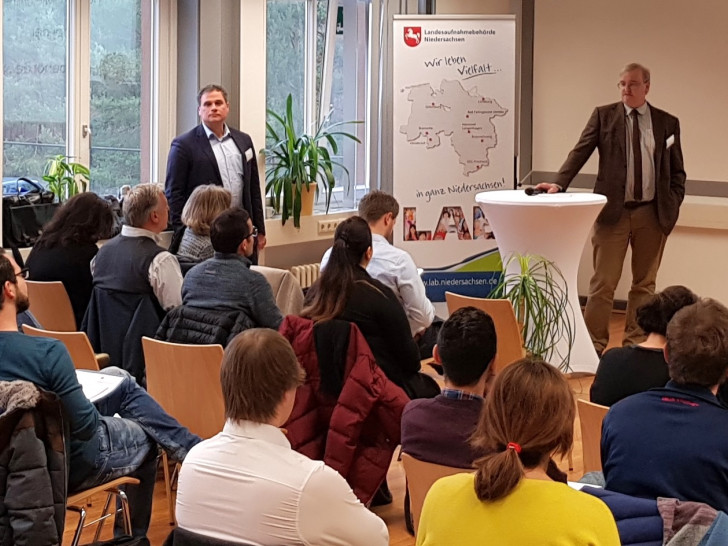 Ingo Dietz, Fachbereichsleiter Ausländerrecht und integriertes Rückkehrmanagement, und Klaus Siems, Standortleiter Braunschweig, begrüßten die Rund 30 Teilnehmerinnen und Teilnehmer aus zwölf verschiedenen Niedersächsischen Kommunen. Foto: LAB NI/Hage