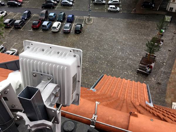 Auf dem Rathausdach Richtung Holzberg befinden sich die Kamera für die Webcam der Stadt sowie die Antenne für das W-LAN-Funksignal. Foto: Stadt Helmstedt
