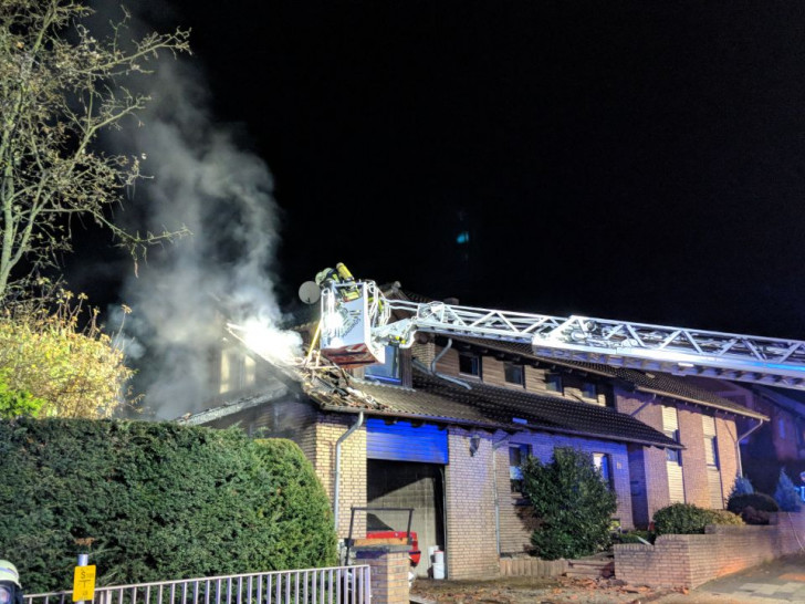 Der Brand griff auf das Haus über. Fotos: Alexander Weis/Feuerwehr Helmstedt