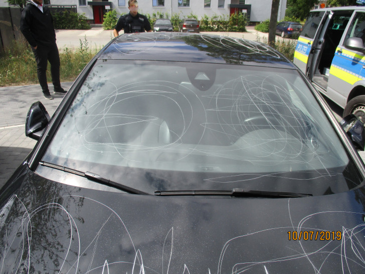 So stark zerkratzt fand einer der Besitzer sein Auto vor. Foto: Polizei
