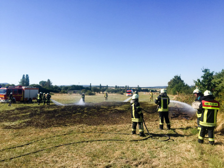 Bei Westerode kam es am Donnerstag zu einem Flächenbrand. Fotos: Feuerwehr Bad Harzburg