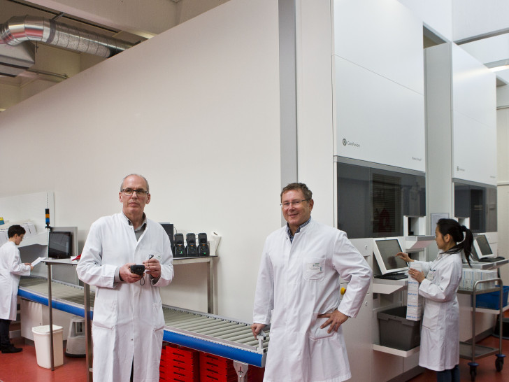 Ein neuer vollautomatischer Kommissionierautomat modernisiert nun die Arzneimittellogistik. Foto: Jörg Scheibe