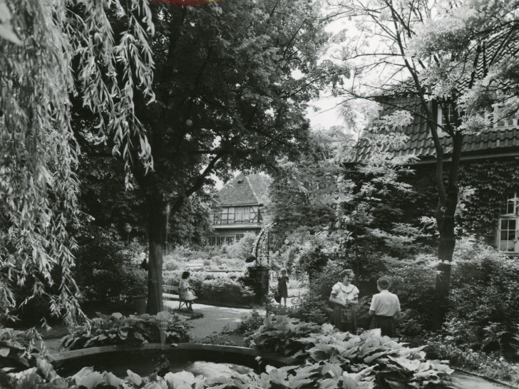 Der Kurgarten um 1960. Salzgitter-Bad ist seit 1985 "Staatlich anerkannter Ort mit Sole-Kurbetrieb". Foto: Stadtarchiv Salzgitter