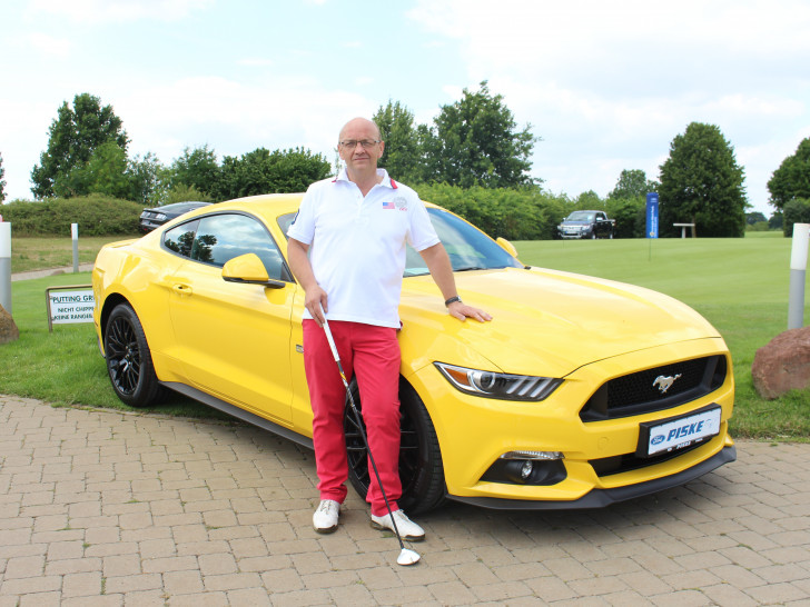 Geschäftsführer Stefan Piske präsentiert den neuen Mustang. Foto: Max Förster