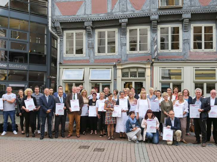 Dieses Jahr durften sich 30 Dienstleister über die Auszeichnung des "Serviceorientierten Einzelhandel" freuen. Foto: PeineMarketing GmbH