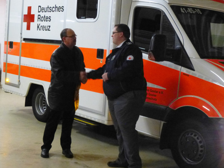Der Vorstandsvorsitzende des DRK Kreisverbandes Goslar, Joachim Probst (links) übergibt den Schlüssel an Bereitschaftsleiter Sören Fritze. Bildnachweis: Timo Pischke\DRK Kreisverband Goslar