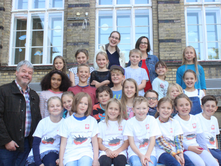 509 Euro konnten die Viertklässler der Grundschule Harztorwall sammeln und an die Caritas übergeben. Foto: Anke Donner